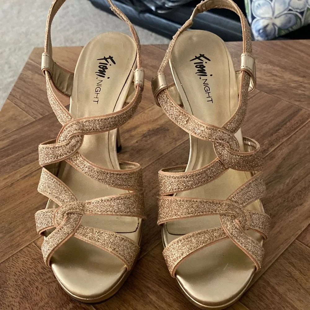 Gold heels - Picture 1 of 6